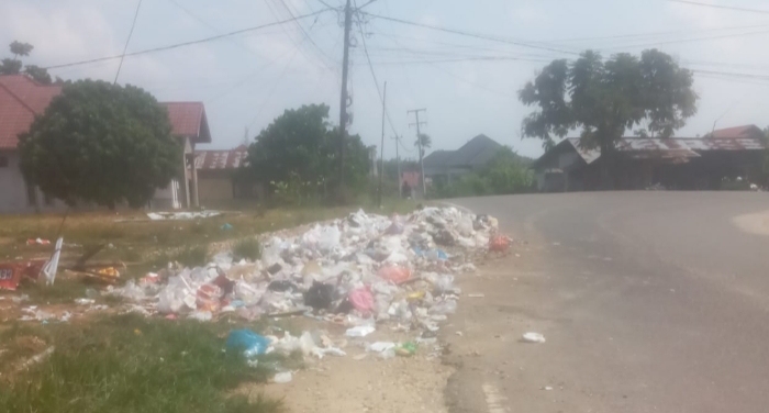 Banyak Sampah Tidak Terangkut,  Mulai Timbulkan Bau Busuk