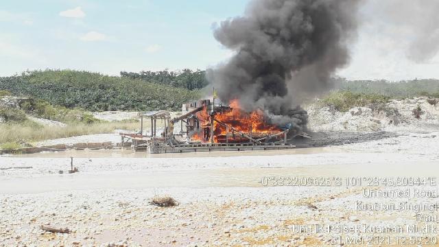 Polres Kuansing Sikat Dompeng Di Desa Petapahan, 10 Rakit Dibakar