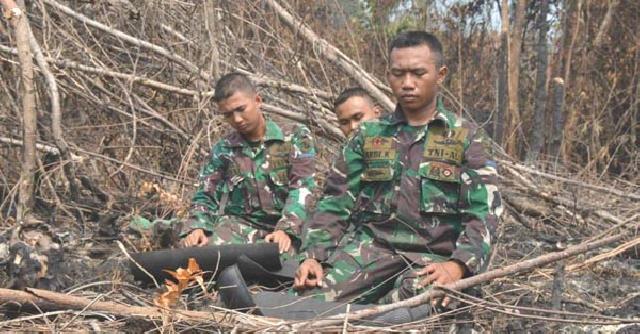 Prajurit TNI AL Tetap Sholat Berjamaah Disela Tugas Padamkan Karhutla