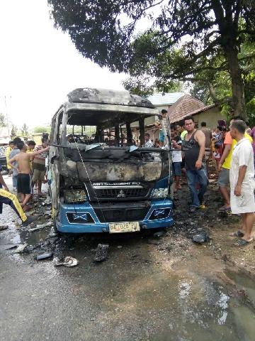 Dari Lintau Hendak ke Rengat, Karena Korsleting Bus Tampalo Ludes Terbakar di Desa Kasang