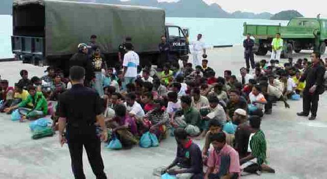 Dilarang Salat Ied, Muslim Rohingya & Polisi Thailand Bentrok