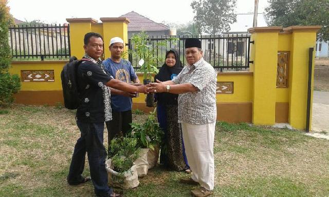 Lestarikan Budaya Pacu Jalur,  RAPP Sumbang Bibit Pohon Jalur ke Universitas Riau