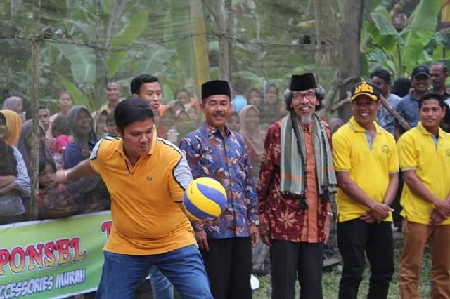 Andi Putra-Suhardiman Buka Turnamen Bola Voli di Desa Pulau Kedundung 