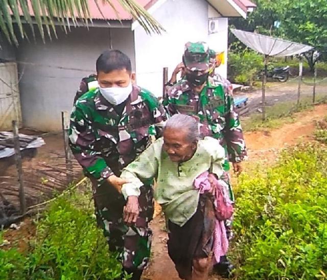 TNI Santuni dan Alirkan Listrik Kerumah Nenek Yang Hidup Sebatang Kara Di Cerenti 