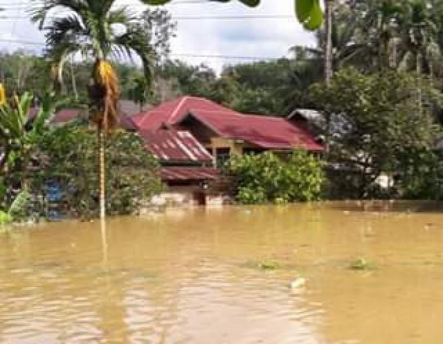 Warga Dipinggiran Sungai Kuantan Cemas, Banjir Terus Naik Hingga Malam Hari 
