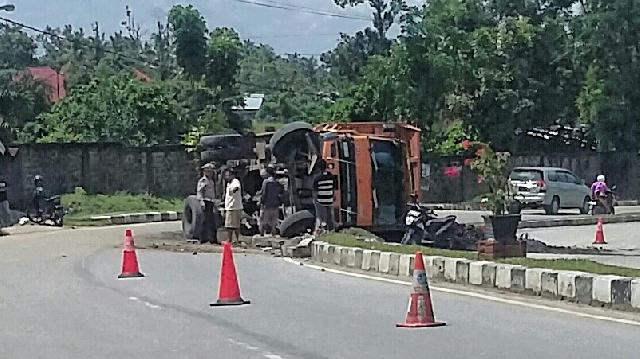 Truk Batubara Tumbang di Jalan Proklamasi, Polisi Atur Lalin