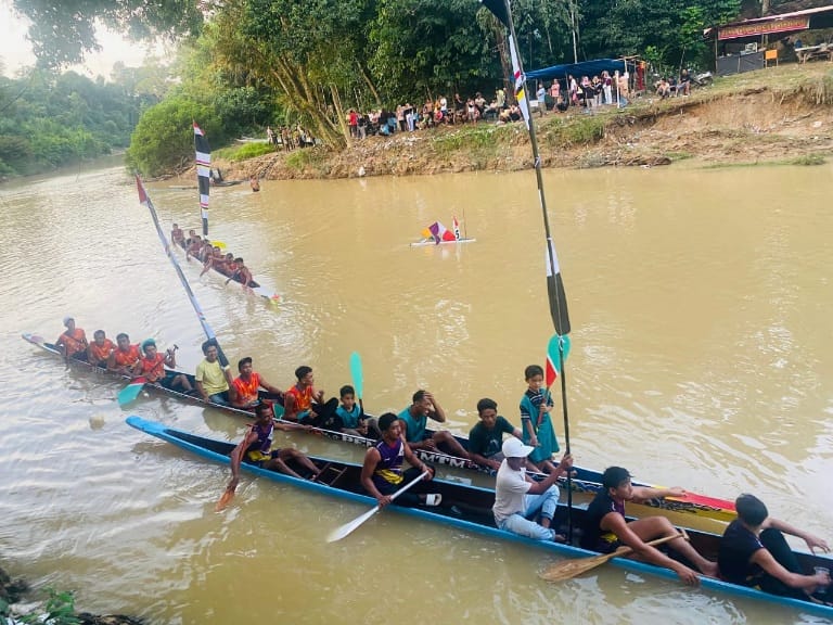 Bintang Muara, Jalur Tuan Rumah Juarai Pacu Jalur Mini di Tepian Duo Muaro Pucuk Rantau