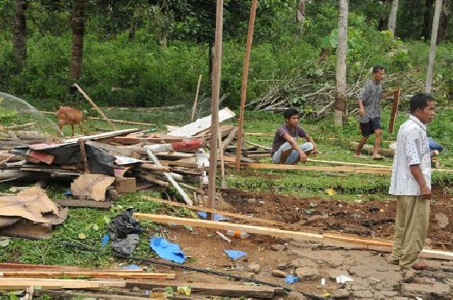 Puting Beliung Terjang Desa Sangau, 5 Rumah Ditimpa Pohon