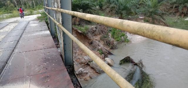 Dihantam Abrasi, Kondisi Jembatan Kebun Lado-Sungai Sirih Memprihatinkan