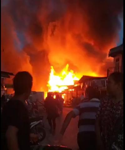 Jelang Buka Puasa, Kebakaran Hanguskan Ruko dan Rumah Di Pasar Lama Desa Air Mas 