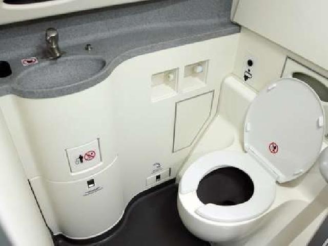 Penting! Jangan Lakukan 7 Hal Ini di Toilet Pesawat
