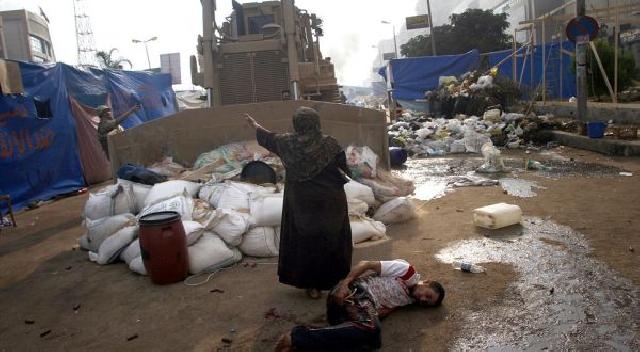 Selamatkan Korban Rusuh, Perempuan Mesir Hadang Buldoser