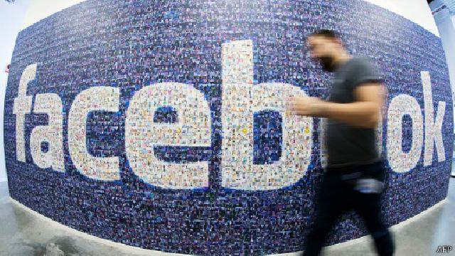 Asyik cek Facebook, turis jatuh dari dermaga