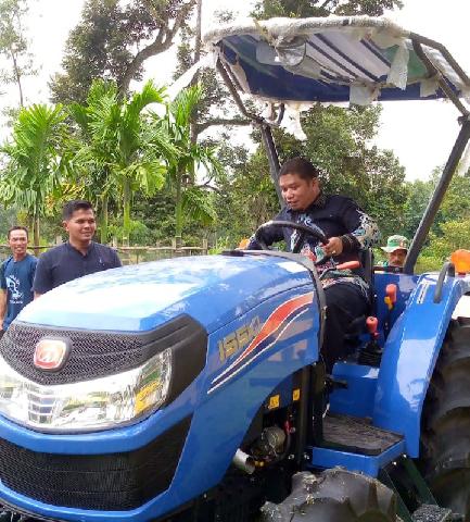 Sardiyono Serahkan Bantuan Traktor, Petani Semakin Semangat  Tanam Padi IP200 