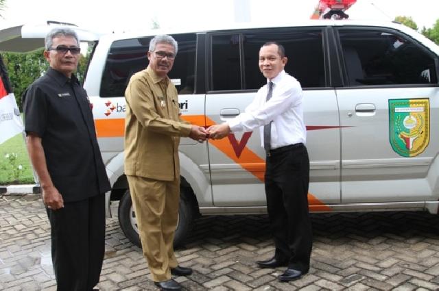 Bank Riau-Kepri Serahkan Satu Unit Mobil Ambulans Pada Pemkab Kuansing