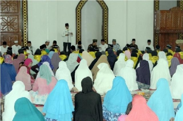 Sebelum Bertolak ke Mekkah, 182 JCH Kuansing Dilepas Haru Keluarga