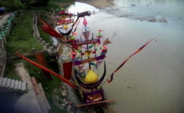 Perahu Baganduang Meriahkan Pagi Idul Fitri di Kuansing