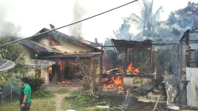 Dua Rumah Warga Sawah Ludes Terbakar