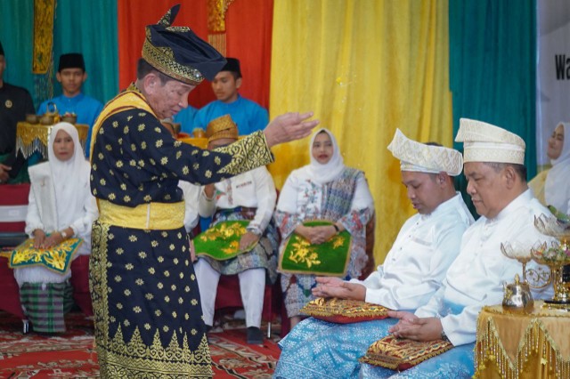 Simbol Restu Adat Melayu Riau, Gubri, Bupati dan Wako se-Riau Terima Tepuk Tepung Tawar