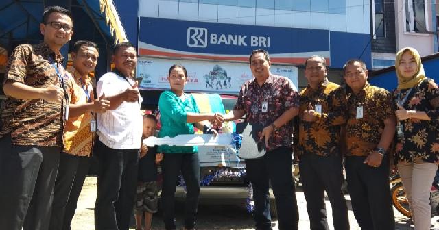 Nurlince,  Warga Sungai Sirih Nasabah BRI Menangkan Hadiah Toyota Rush