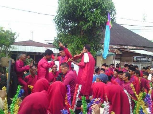 Randai Kuansing Pukau Pawai Ta'aruf MTQ Riau  ke- XXXIII di Tembilahan