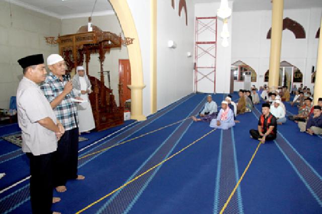 Beri Sumbangan, JE Didukung Jemaah Masjid Raya Duri