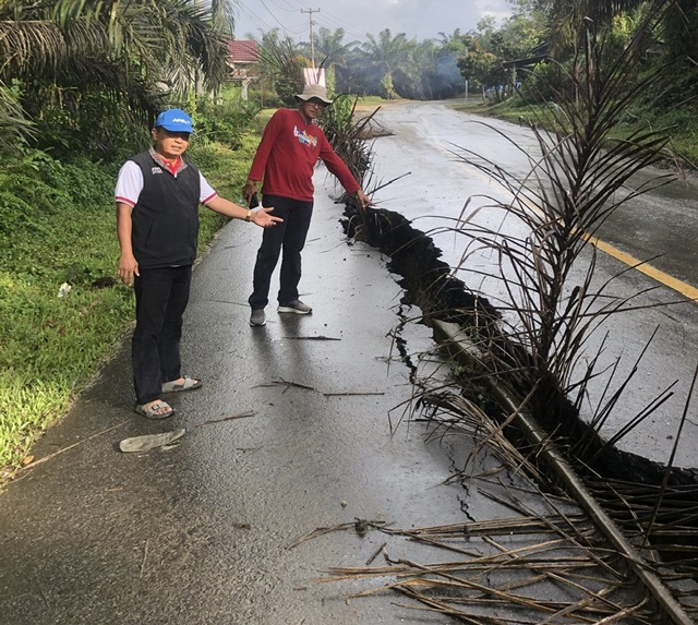 Pengendara Teluk Kuantan-Pekanbaru Waspada, Jalan Retak Di Simpang Koran Belum Diperbaiki
