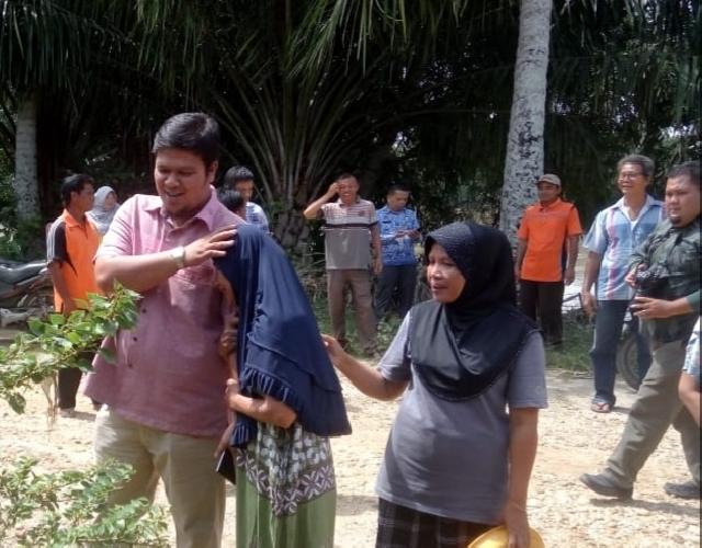 Rumah Nyaris Roboh Diterjang Banjir, Sundari Mengadu ke Andi Putra Sambil Menangis