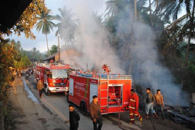 Akibat Arus Pendek, Selasa Subuh 8 Kios Ludes Terbakar di Lubuk Jambi