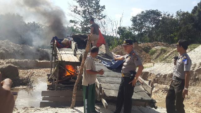 Razia PETI, Polisi Musnahkan Sejumlah Rakit di Desa Petai