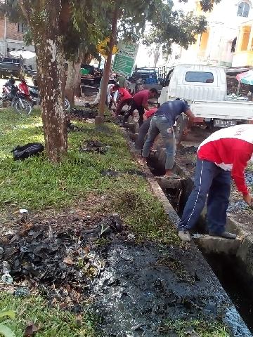 DLH Bersihkan Saluran Drainase Pasar dan Jalan Protokol Diseluruh Kecamatan 