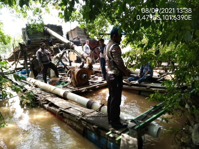 Disatroni Polisi, Pekerja Dompeng Terjun Ke Sungai Kuantan Selamatkan Diri