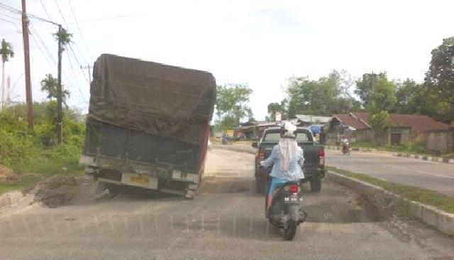 Jalan Utama Mulai Rusak, Satu Truk Terpuruk di Jalan Proklamasi Sungai Jering