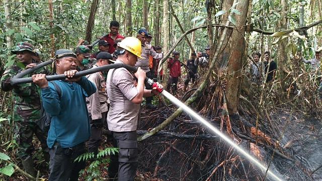 Kapolda Riau Berpeluh Keringat Ikut Padamkan Api di Rupat Utara, Bengkalis 
