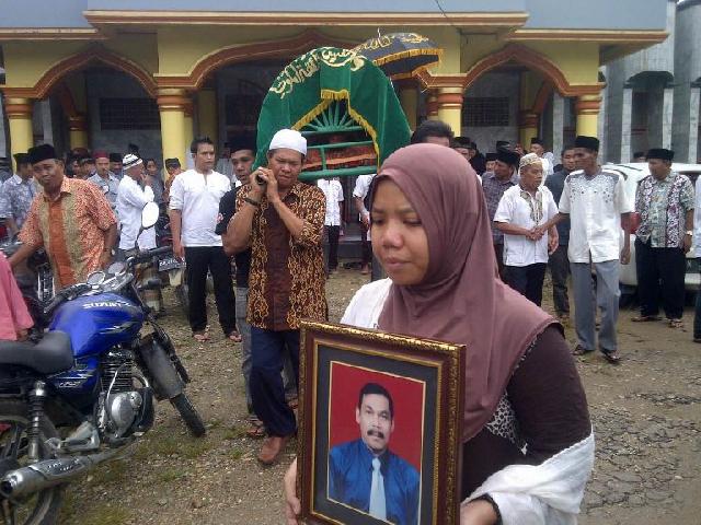 Duka Iringi Pemakaman Akmal JS, Tokoh Riau dan Birokrat Senior di Kampung Halaman