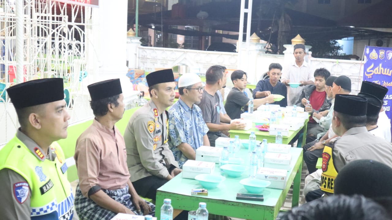 Sahur On The Road, Kapolres Kuansing Sahur dan Subuh Berjamaah di Mesjid Raya Teluk Kuantan