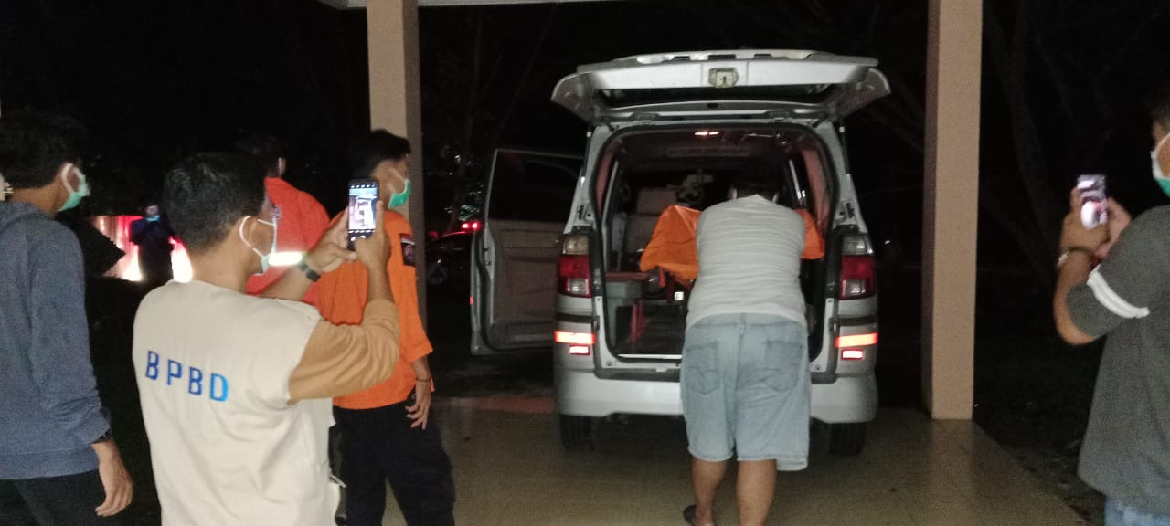 Jasad Diduga Korban Galodo Sumbar Yang Ditenukan Hanyut di Sungai Kuantan Dibawa BPBD Sijunjung