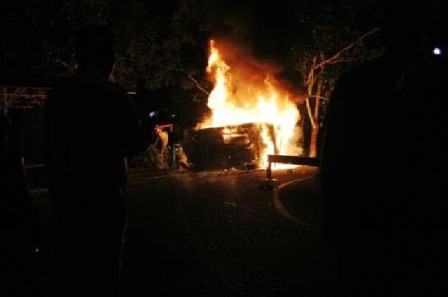 Mobil Dibakar, Lima Pelaku Pencurian Sapi Dihajar Massa