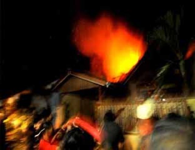 7 Rumah Warga Batang Kumu Dibakar 'Massa' PT MAI