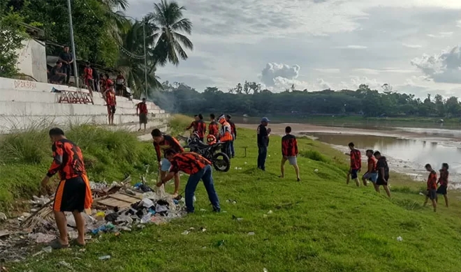 Hari Kesaktian Pancasila, PP Kuansing Bersihkan Sampah di Tepian Narosa