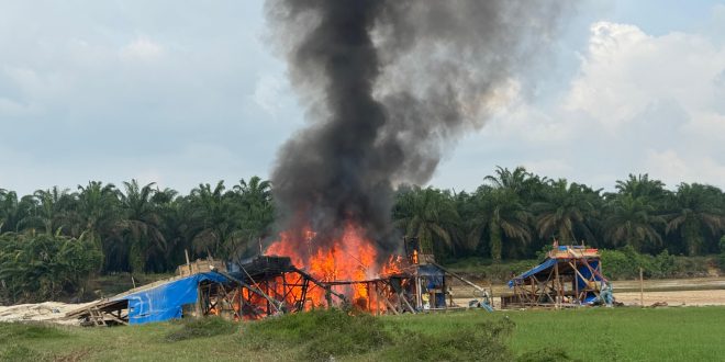30 Unit Rakit Peti Dirusak dan Dibakar Polisi di Desa Tanjung Pauh, Singingi Hilir