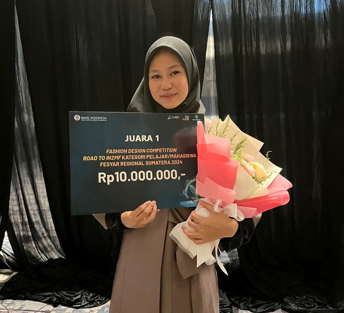 Nur Azizah, Pelajar Asal Kuansing Juara Fashion Show Tingkat Sumatera Diajang FESyar Bank Indonesia