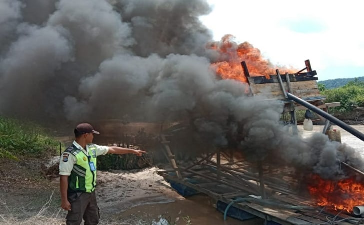 Nekad Garap Lahan PT WSN, Satu Rakit Dompeng Dibakar