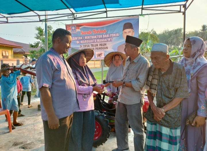 Salurkan Handtraktor Untuk Petani Desa Teluk Pauh, Mardianto Manan : Semoga Hasil Panen Bertambah
