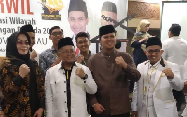 Andi Putra Bersilahturahmi dengan Presiden PKS Diacara Rakorwil PKS Riau