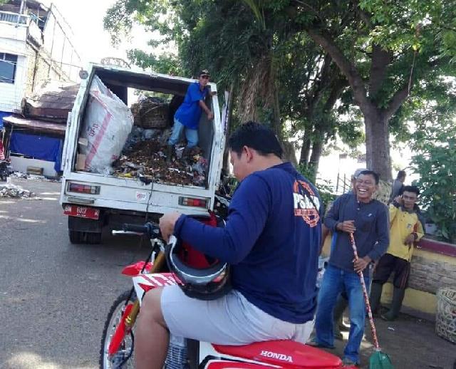 Kadis LH Terjun Langsung Pimpin Pasukan Oranye Bersihkan Sampah Pasca Pacu Jalur