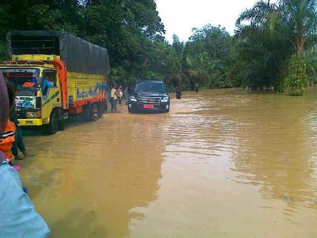 Mobil Bupati dan Wabup Juga Terjebak Banjir di Tanjung Pauh