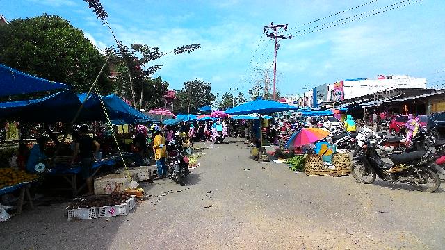 Hari Pertama Dipindahkan, Jalanan di Sekitar Pasar Rakyat Dipenuhi Lapak Pedagang