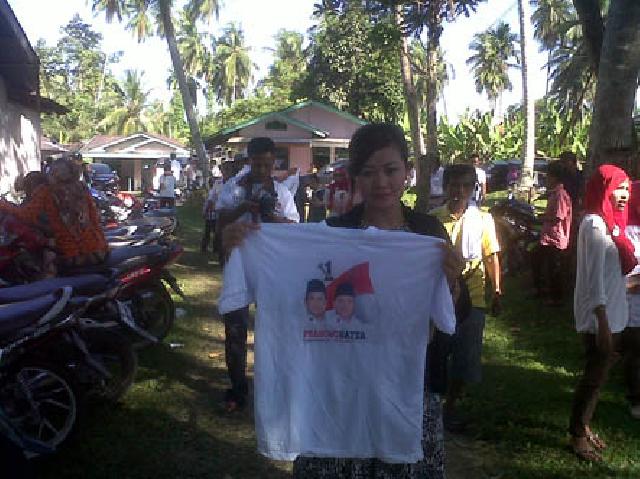 Pendukung Prabowo Bagikan Kaos pada Penonton Pacu Jalur Kuansing