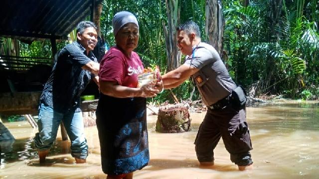 Sambil Salurkan Sembako, Polsek Cerenti Juga Bantu Evakuasi Ternak Warga